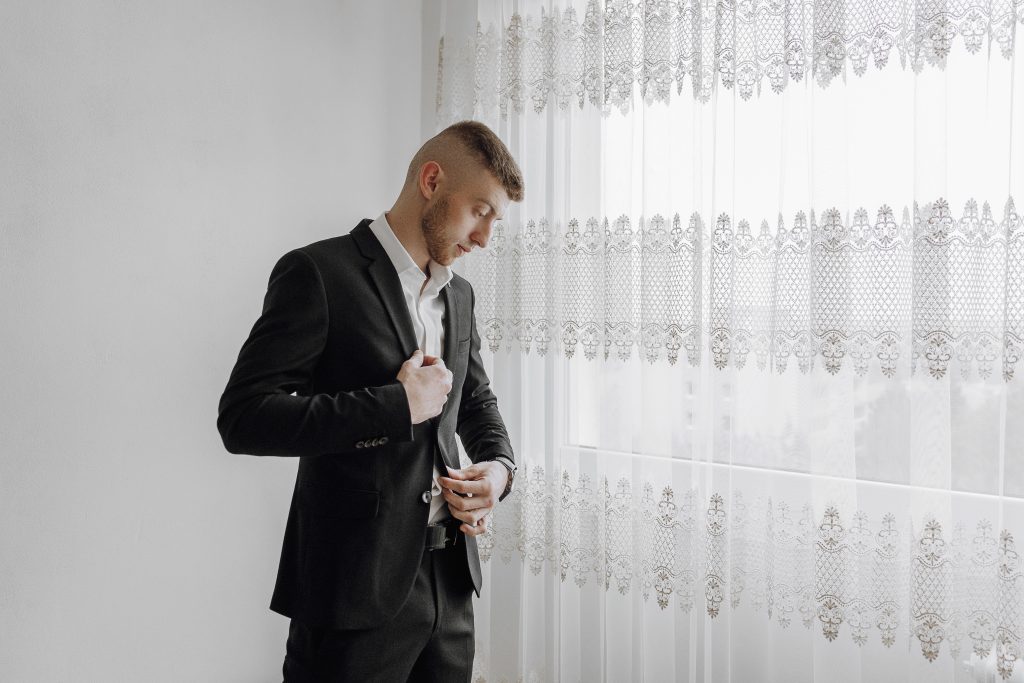 mężczyzna na tle włoskich eleganckich firan