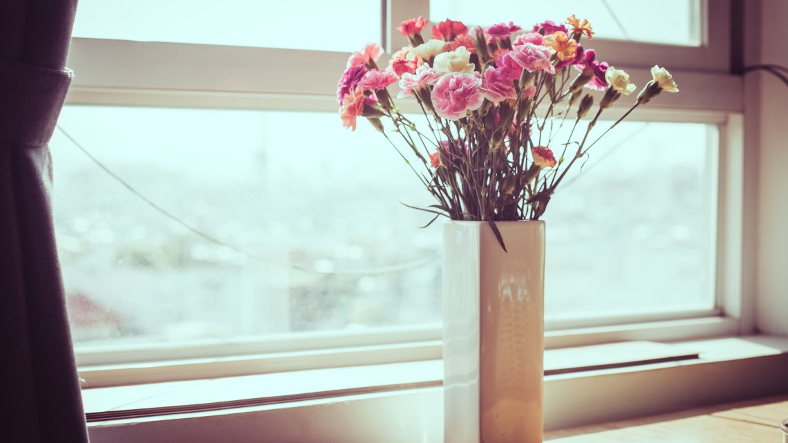 Nowoczesne dekoracje okienne – jak odmienić wnętrze i dodać mu stylu?